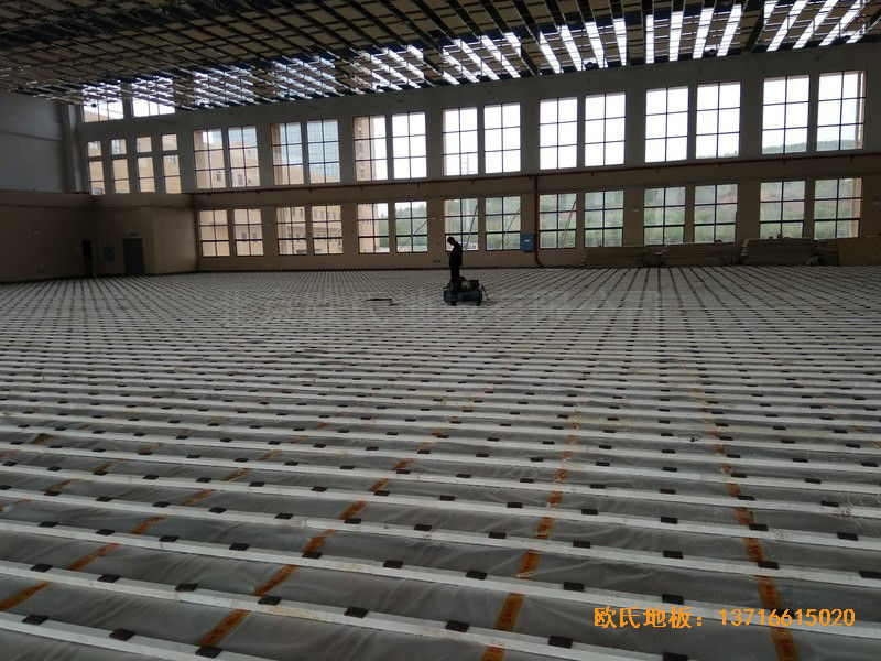 湖南岳麓南雅湘江中學(xué)籃球館運動木地板施工案例1