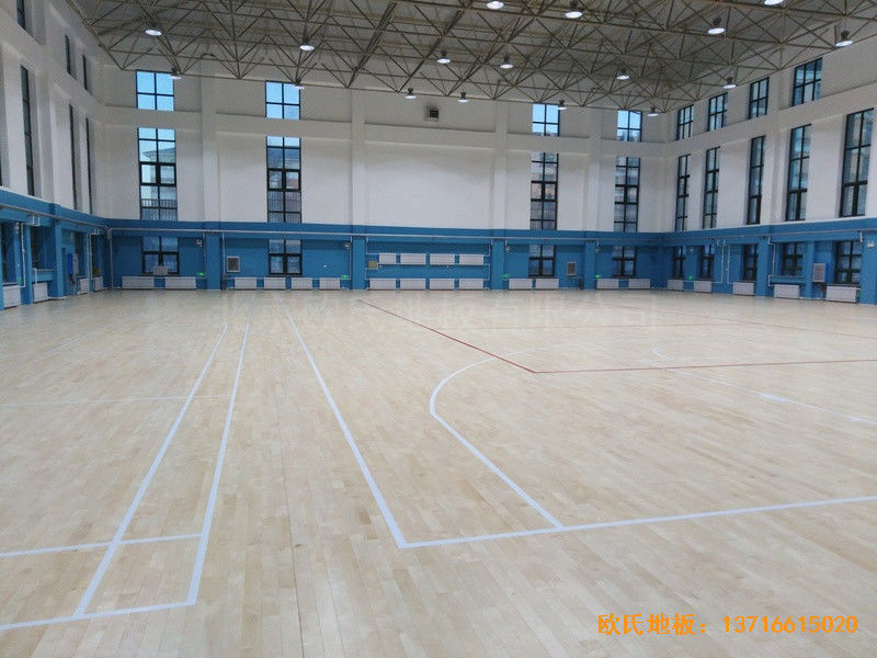 內(nèi)蒙古扎蘭屯職業(yè)學院籃球館體育地板施工案例1