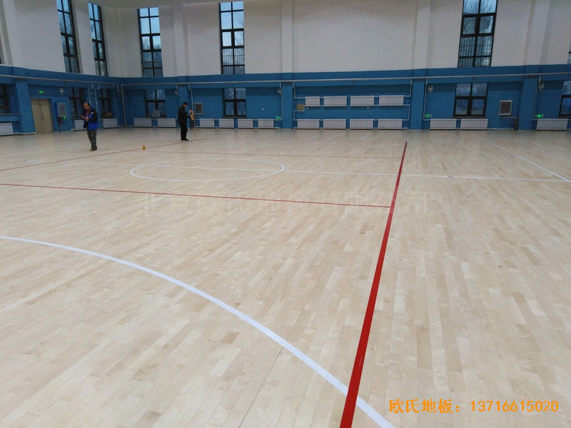 內(nèi)蒙古扎蘭屯職業(yè)學院籃球館體育地板施工案例3