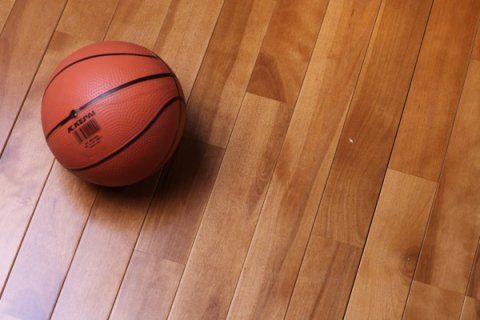 現(xiàn)代籃球運動木地板應(yīng)具備的特點
