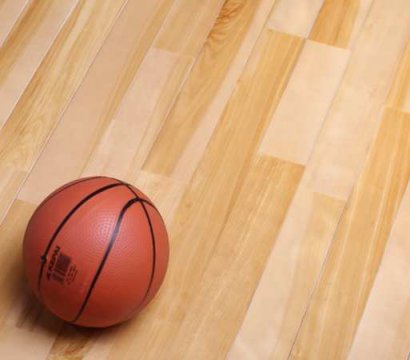 踩在像NBA球館那樣的運(yùn)動(dòng)木地板場地上，是什么感覺？