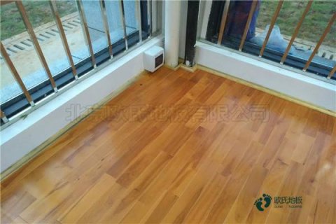 國產(chǎn)運(yùn)動(dòng)籃球木地板施工隊(duì)