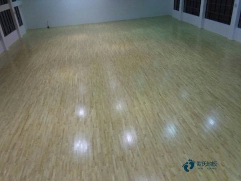 較好的運(yùn)動籃球木地板價格